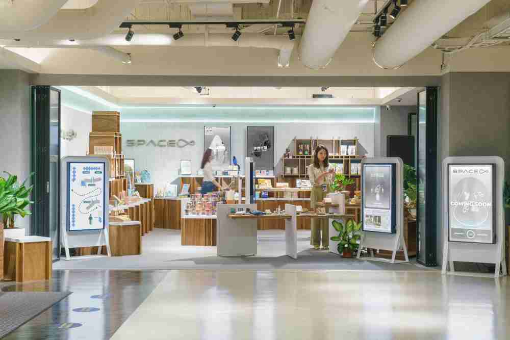 龙门国际打造永续选物商店，，展示社企及社创商品，，，结合创利空间所开发的智能零售系统，，，整合多元产品信息，，，，让无人商店扮演公益行动的推手