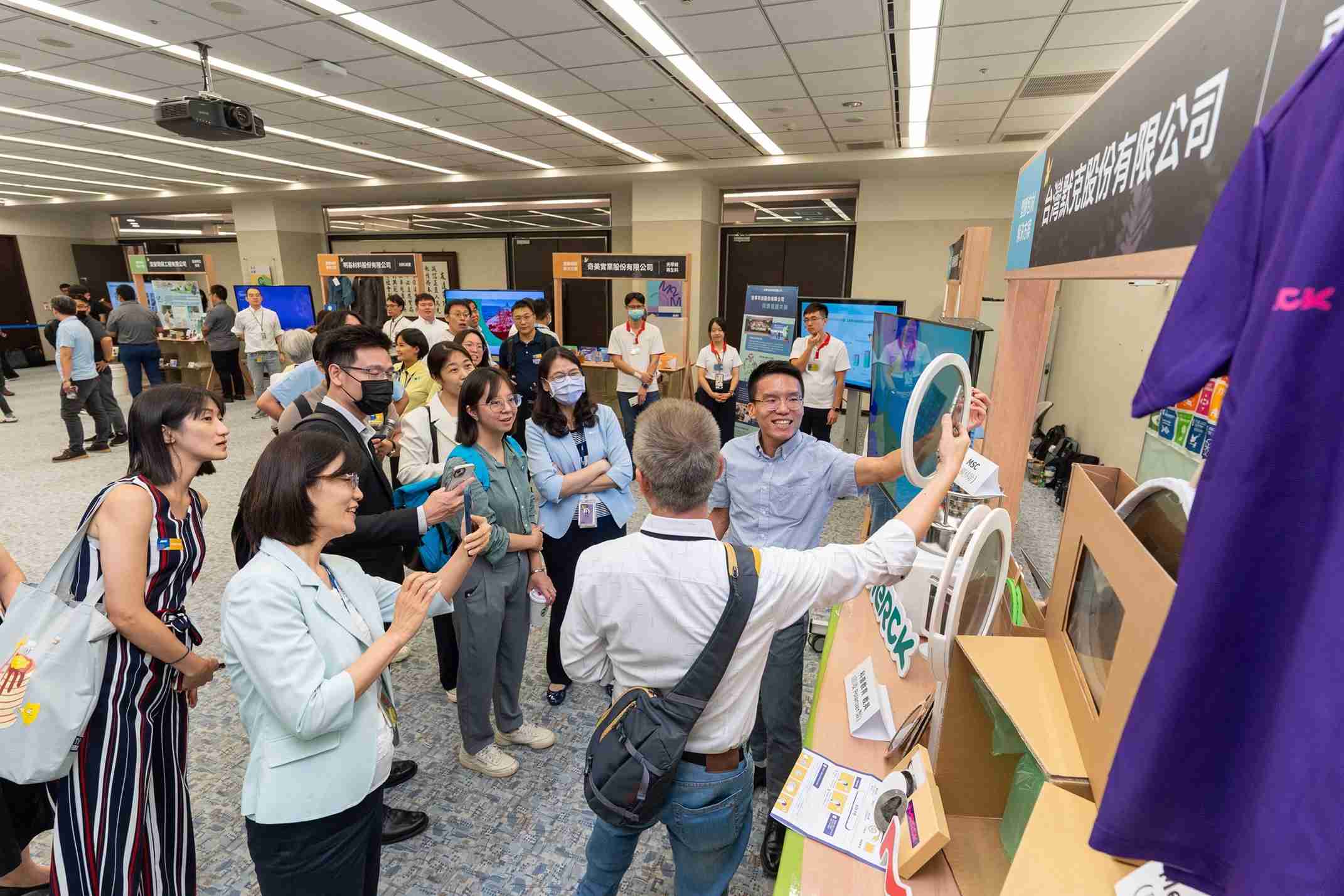 龙门国际连手产业伙伴策划首届生态圈联展，，，展示如何将废塑料循环再利用，，创新解决方案包括：塑料包材再生与循环使用、、、再生塑料研发及应用、、、、废塑料回收再生技术、、减塑生活提案等