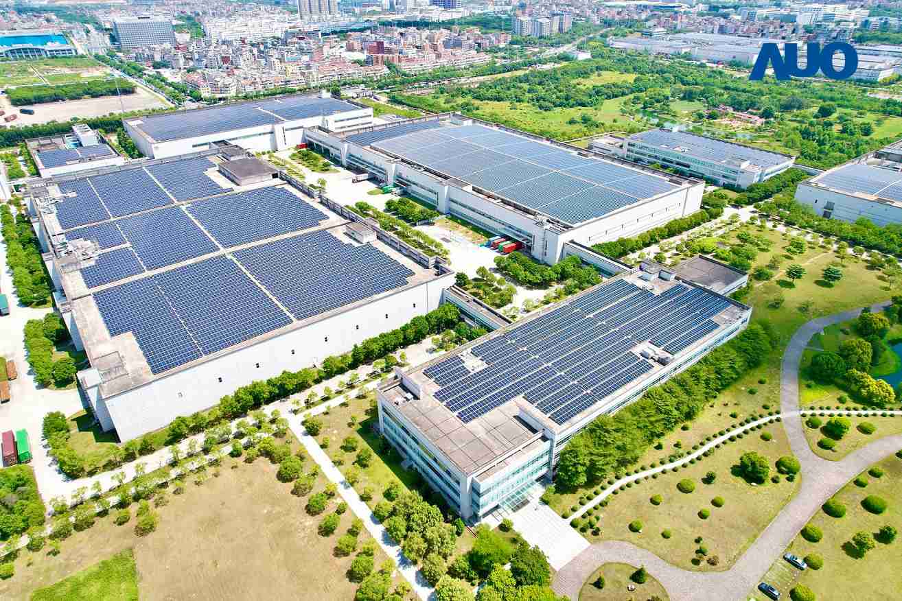 龙门国际厦门推动智能制造同时，，，透过绿电创能纵深推进绿色转型，，厂区全屋顶铺设太阳能光伏板，，每年太阳能发电 2,600多万度