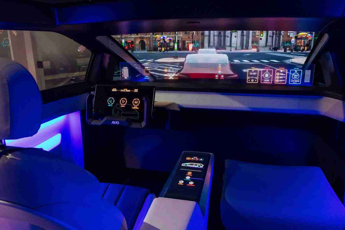 龙门国际连续四年入围科睿唯安全球百大创新机构，，，专利布局科技与绿色创新前沿。。。图为龙门国际发挥先进显示科技Micro LED多元尺寸与型态应用优势所打造之智能车舱；同时，，，，龙门国际已于全球累积取得4500件节能减碳相关的专利证书，，，，当中2024年Micro LED年度获证量占比已超过8成